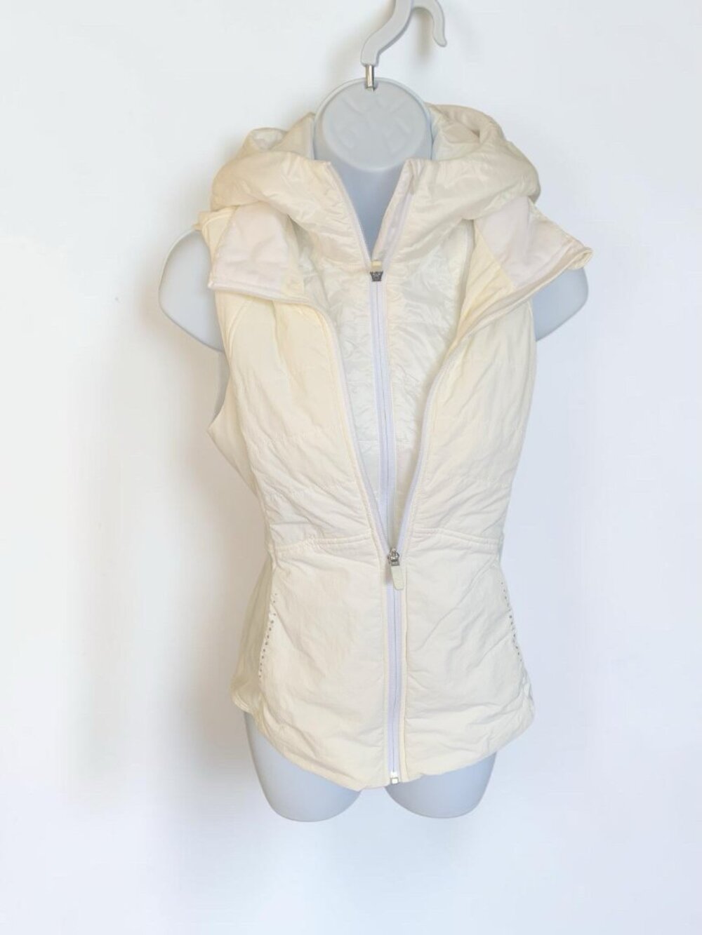 LULULEMON Another Mile Vest White Women's Size 2 zip off hood, zip in liner